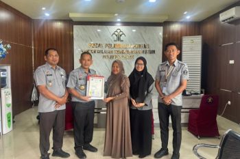 Kemenkum Sulbar serahkan sertifikat apostille akan digunakan di China