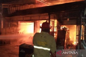 Damkar padamkan kebakaran yang hanguskan kios di Ciseeng Kabupaten Bogor