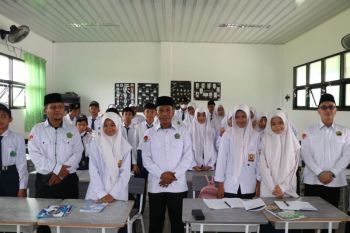 Kakanwil Kemenag Kaltara Bangun Semangat Kebersamaan Bersama Guru dan Siswa MTsN Malinau
