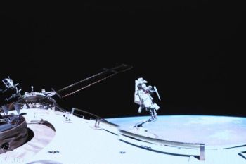 Pakaian Spacewalk yang telah dipensiunkan dibawa kembali ke bumi
