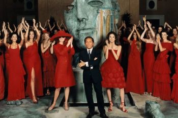 Momen Memukau: Gaun Ikonik Valentino yang Membuat Selebriti Bersinar