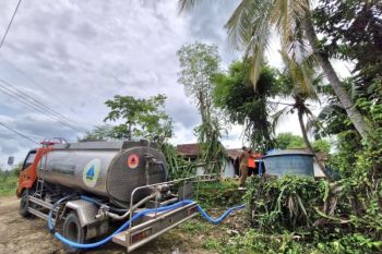 Pemkab Bondowoso distribusikan air bagi ratusan KK terdampak longsor