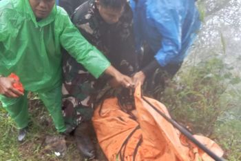 Personel TNI AD evakuasi korban kecelakaan pesawat ATR 24-500