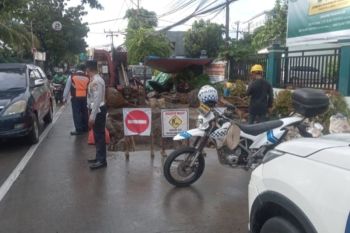 Personel Dishub urai kemacetan imbas proyek utilitas di Jakbar