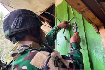 Satgas Yonif 511/DY pasang instalasi listrik di rumah warga Nombome