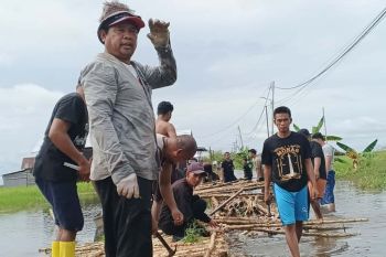 PT SAM bantu material buat jembatan darurat Daha Barat-Daha Selatan