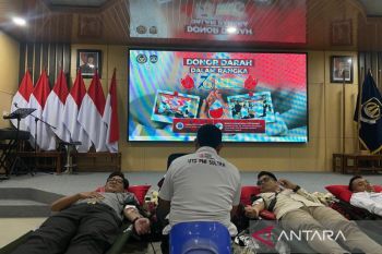 Imigrasi kendari wujudkan pengabdian lewat donor darah guna peringati HBI ke-76