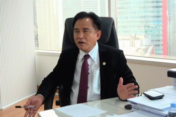 Aparat yang viral tuduh pedagang es gabus akan ditindak, kata Yusril