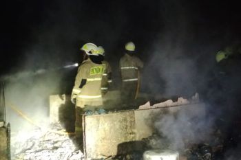 Kebakaran melanda sebuah pabrik tahu di Jaksel