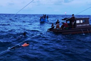 Tim SAR Natuna evakuasi 3 nelayan dari pompong karam di Pulau Laut