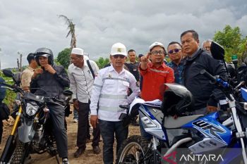 Naik motor trail, Gubernur NTB pastikan perbaikan jalan provinsi di Sumbawa