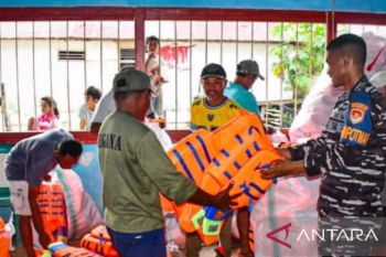 Kodaeral IX Ambon bagikan alat keselamatan bagi nelayan Maluku Tengah