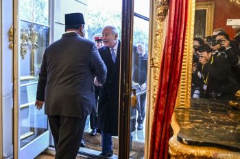 Presiden Prabowo sambut Raja Charles III di depan pintu Lancaster House