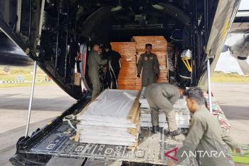 TNI AU kerahkan pesawat Hercules antar material huntara ke Aceh
