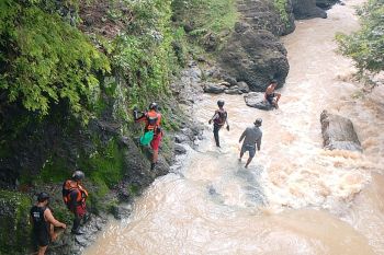 Hari Kedua, Tim SAR sisir Sungai Melau Lombok Tengah cari warga terseret arus