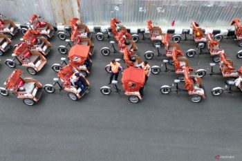 Penyerahan becak listrik bantuan Presiden di Sidoarjo