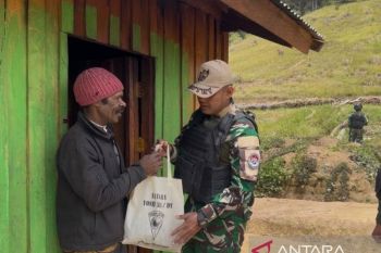 Satgas Yonif 511/DY perkuat baksos bagi paket bapok bagi warga Tima