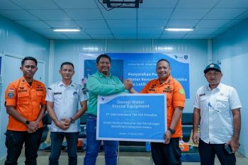 PT Vale serahkan bantuan peralatan Water Rescue ke Basarnas  Kolaka