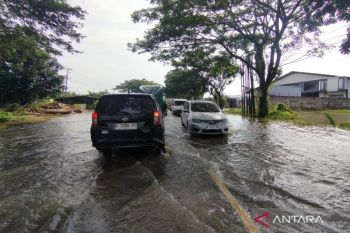 Pengendara diminta berhati-hati di Jalan Pantura Pati masih ada genangan banjir