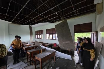 Plafon sekolah ambruk, enam siswa di Tangerang terluka
