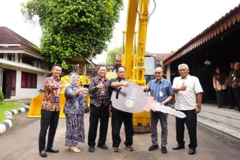 Pemkab Banyumas terima bantuan alat berat dari PPO BTN untuk tangani banjir-sampah