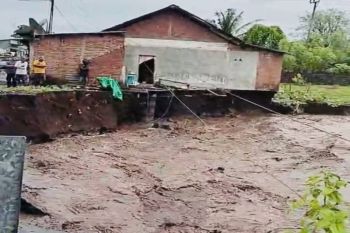 Cuaca ekstrem rusak rumah warga dan Jembatan di Dompu