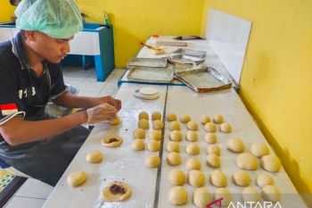 Lapas Piru latih warga binaan membuat roti sebagai produk usaha UMKM bernilai ekonomis