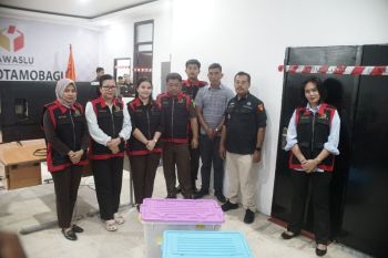 Penyidik Kejari geledah Kantor Kesbangpol dan Bawaslu Kota Kotamobagu