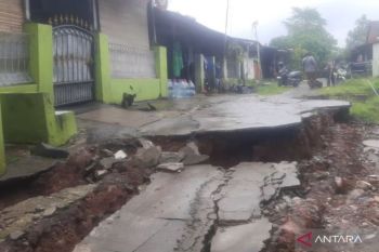 Hujan deras picu longsor di kompleks perumahan Kodam Bekasi