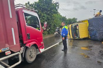 Truk terbalik di Jalur Pantura Karawang akibat jalan berlubang, tak ada korban jiwa