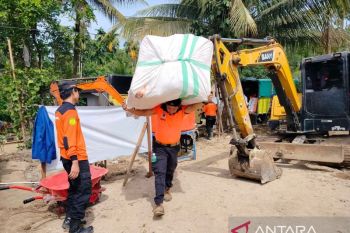 BNPB bantu peralatan tempat tinggal korban tempati hunian sementara di Agam