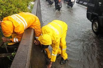 Banjir di jalan layang Pesing akibat sumbatan pada pipa pembuangan
