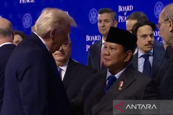 Trump menyalami Prabowo selepas resmikan Dewan Perdamaian Gaza di Davos