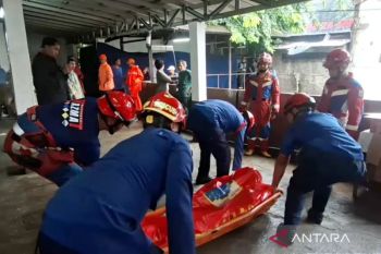 Mayat pria tanpa identitas ditemukan di Kali Baru Kramat Jati Jaktim