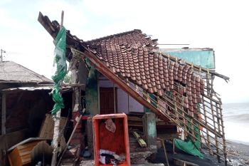 18 rumah nelayan Mataram rusak berat akibat gelombang pasang hingga 3 meter