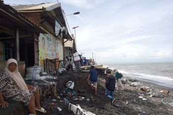 Dapur umum disiapkan untuk nelayan terdampak gelombang pasang di Mataram