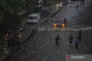Banjir Jakarta, Transjakarta berhenti operasi di tiga area