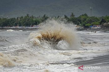 Gelombang tinggi ancam NTB, Aktivitas pelayaran diimbau hati-hati