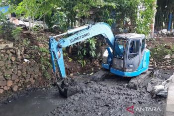 Sungai di Jakarta dikeruk untuk atasi banjir