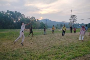 Anak penyintas galodo di Palembayan Agam isi waktu bermain voli