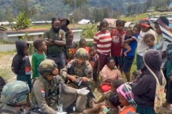 Personel Satgas Damai Cartenz gelar patroli dan baksos di Sinak