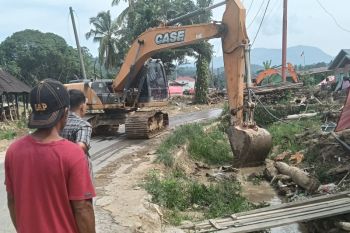 Sat Brimob Polda Sumbar bersihkan saluran irigasi pulihkan bencana