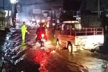 Wilayah Kota Bekasi masih tergenang banjir hingga dini hari