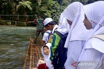 TNI bantu akses warga pascajembatan putus akibat banjir di Loksado