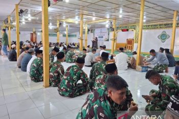 Satgas Yonif 511/DY peringati Isra Mikraj dengan warga Muslim Tolikara