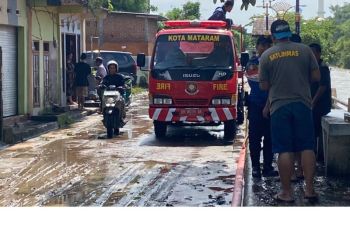 Lumpur pascabanjir menumpuk, Damkar Mataram turun bersihkan jalan
