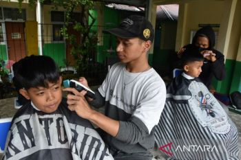 Aksi sosial pangkas rambut gratis di SDN Loji 2 Kota Bogor