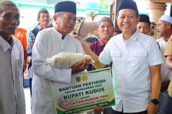 Pemkab Kudus salurkan beras dan bantuan petani terdampak banjir