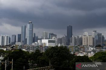 BMKG prakirakan cuaca Jakarta didominasi awan tebal pada Senin