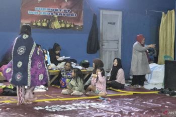 Pengungsi longsor Cisarua: Rumah hancur, butuh kebutuhan dasar terutama untuk bayi